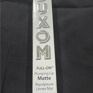 Buxom Party Hopping Lip full on plumping lip